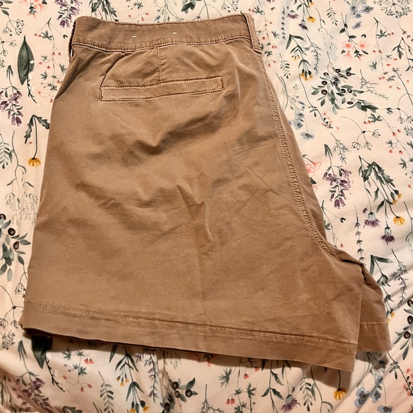 Size 20 midi super stretch American Eagle shorts. Khaki. Never worn. - Picture 2 of 4